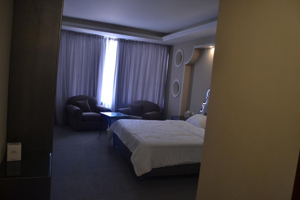 Platinum Hotel Tyrus Exteriör bild